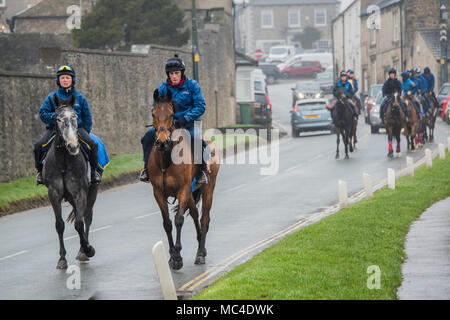 Middleham, Yorkshire, UK. 13 avril, 2018. Chevaux de course de Micky Hammond retourner dans leur course d'équitation après une formation dans la brume et la bruine sur les galops de Middleham ci-dessus, dans le Yorkshire. Crédit : Guy Bell/Alamy Live News Banque D'Images