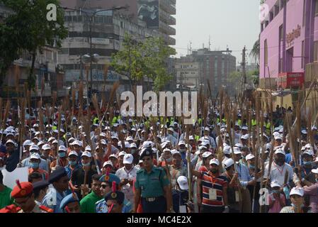 Dhaka, Bangladesh. 13 avr, 2018. Les gens participent à un nettoyage de l'entraînement à Dhaka, Bangladesh, le 13 avril 2018. Jusqu'à 15 000 Bangladais ont participé à un nettoyage de l'entraînement ici vendredi, le dernier jour du Nouvel An de 1424 Bengali, essayer de briser un record mondial Guinness situé dans l'Inde. Credit : Salim Reza/Xinhua/Alamy Live News Banque D'Images