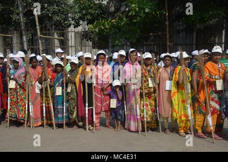 Dhaka, Bangladesh. 13 avr, 2018. Les gens participent à un nettoyage de l'entraînement à Dhaka, Bangladesh, le 13 avril 2018. Jusqu'à 15 000 Bangladais ont participé à un nettoyage de l'entraînement ici vendredi, le dernier jour du Nouvel An de 1424 Bengali, essayer de briser un record mondial Guinness situé dans l'Inde. Credit : Salim Reza/Xinhua/Alamy Live News Banque D'Images