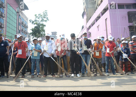 Dhaka, Bangladesh. 13 avr, 2018. Les gens participent à un nettoyage de l'entraînement à Dhaka, Bangladesh, le 13 avril 2018. Jusqu'à 15 000 Bangladais ont participé à un nettoyage de l'entraînement ici vendredi, le dernier jour du Nouvel An de 1424 Bengali, essayer de briser un record mondial Guinness situé dans l'Inde. Credit : Salim Reza/Xinhua/Alamy Live News Banque D'Images