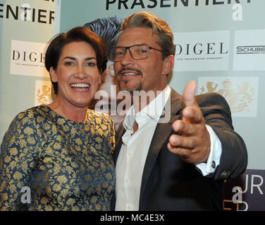 12 avril 2018, Allemagne, Munich : l'Acteur Hardy Krueger Jr. et sa femme Alice rire après la présentation de son premier livre 'Der leise Ruf des Schmetterlings' (lit. l'appel au calme de papillons). Photo : Ursula Düren/dpa Banque D'Images