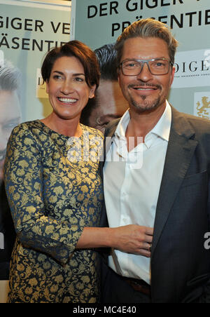 12 avril 2018, Allemagne, Munich : l'Acteur Hardy Krueger Jr. et sa femme Alice rire après la présentation de son premier livre 'Der leise Ruf des Schmetterlings' (lit. l'appel au calme de papillons). Photo : Ursula Düren/dpa Banque D'Images