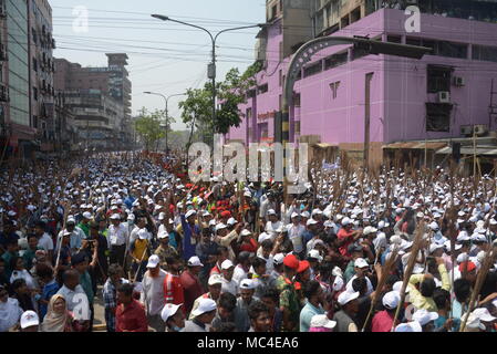 Dhaka, Bangladesh. 13 avr, 2018. Les gens participent à un nettoyage de l'entraînement à Dhaka, Bangladesh, le 13 avril 2018. Jusqu'à 15 000 Bangladais ont participé à un nettoyage de l'entraînement ici vendredi, le dernier jour du Nouvel An de 1424 Bengali, essayer de briser un record mondial Guinness situé dans l'Inde. Credit : Salim Reza/Xinhua/Alamy Live News Banque D'Images