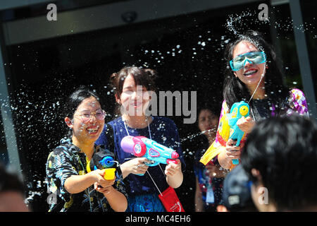 Bangkok, Thaïlande. 13 avr, 2018. Les gens prennent part à des combats d'eau lors de célébrations pour Songkran Festival, la Thaïlande est le festival du Nouvel An traditionnel, au Siam quartier commercial de Bangkok, Thaïlande, le 13 avril 2018. Credit : Rachen Sageamsak/Xinhua/Alamy Live News Banque D'Images