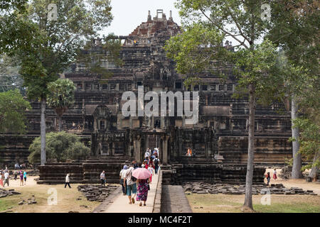 Les touristes au temple Baphuon, Angkor Thom, Angkor, site du patrimoine mondial de l'Unesco la province de Siem Reap, Cambodge, Asie Banque D'Images