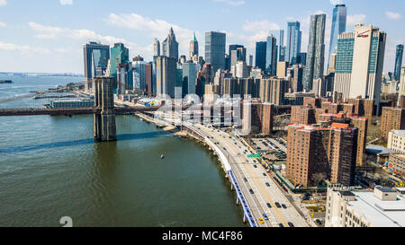 La FDR Drive, le pont de Brooklyn et Manhattan skyline, New York City, USA Banque D'Images