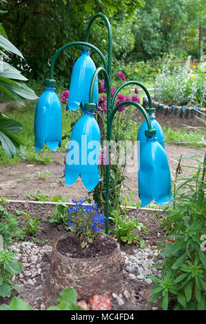 Cloches de fleurs fabriqués à partir de bouteilles de plastique Banque D'Images