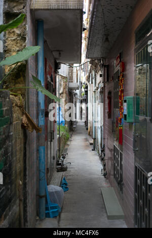 Petites rues étroites du village fortifié de Kat Hing Wai près de Hong Kong le matin - 3 Banque D'Images