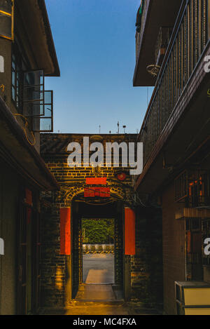 Petites rues étroites du village fortifié de Kat Hing Wai près de Hong Kong le matin - 2 Banque D'Images