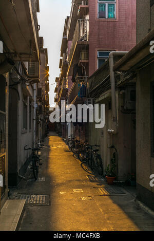 Petites rues étroites du village fortifié de Kat Hing Wai près de Hong Kong le matin - 1 Banque D'Images