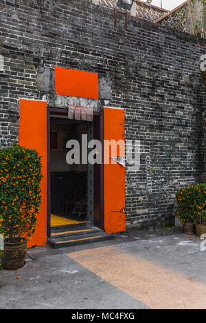 L'entrée étroite du village fortifié de Kat Hing Wai près de Hong Kong le matin Banque D'Images