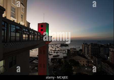 Vue panoramique sur la Praça da Se crépuscule, où l'ascenseur Lacerda semble atteindre dans la baie Banque D'Images