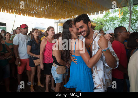 Au cours d'un concert live de Forrò Music dans un petit espace ouvert à Pelourinho. Salvador de Bahia. Brésil Banque D'Images