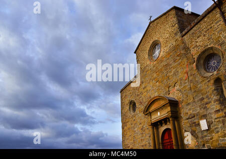 Belle cathédrale médiévale de Cortona en Toscane, juste avant le coucher du soleil (avec des nuages et de l'espace de copie) Banque D'Images