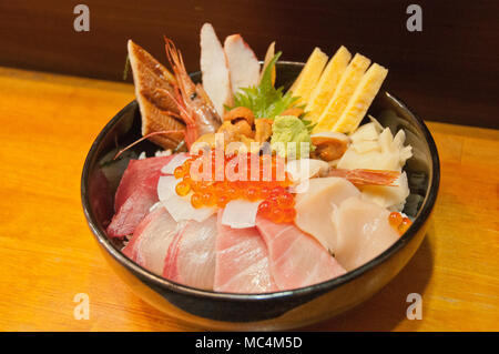 Bol plein de Japonais frais plateau de fruits de mer sur le riz Banque D'Images