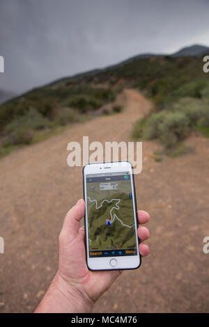 En utilisant l'app motionX GPS sur un iPhone 6 Plus pour parcourir un sentier de randonnée dans les montagnes de Santa Ana Orange County California USA Banque D'Images