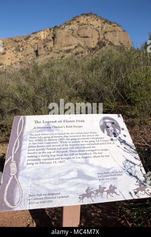 Informations Inscription à Modjeska Canyon montagnes de Santa Ana Orange County relatives à la légende de outlaw Juan Flores. Flores Peak dans l'arrière-plan Banque D'Images