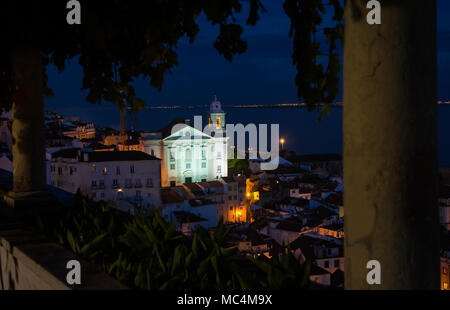 Vue nocturne de la célèbre Miradouro de Santa Luzia dans le centre historique de Lisbonne, Portugal Banque D'Images