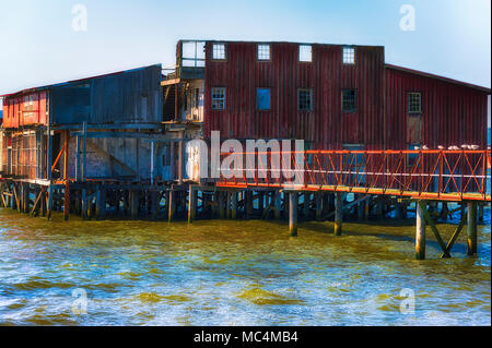 Astoria, Oregon, USA - 30 mai 2014 : un gros plan d'un vieux vieux net loft rouge en décomposition le long du bord de l'Oregon Astoria sur la rivière Columbia. Banque D'Images