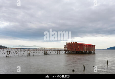 Net abandonnés séchoir sur le fleuve Columbia à Astoria, Oregon Banque D'Images