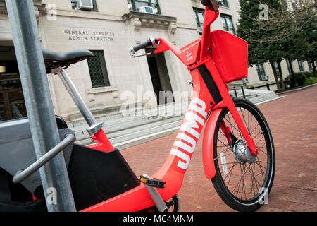 Un saut de vélos logo est vu sur un vélo électrique dockless partager location. Banque D'Images