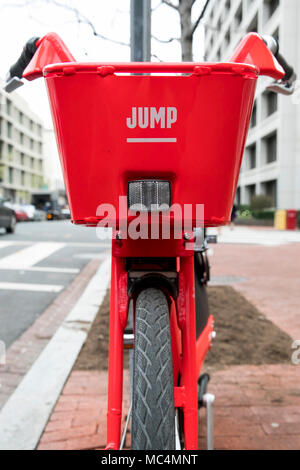 Un saut de vélos logo est vu sur un vélo électrique dockless partager location. Banque D'Images