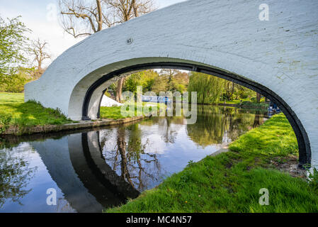 Watford, Royaume-Uni - 17 Avril 2014 : un bateau s'approche Dame Capel's Bridge (Pont-Canal Grand Union n° 163), dans la région de Cassiobury Park, en Angleterre. Banque D'Images