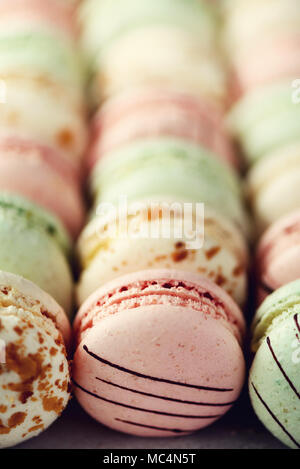 Macarons colorés télévision française. Couleurs pastel rose, vert, jaune macarons with copy space, vue du dessus. Fêtes et célébrations concept. Sweet cadeau pour femme, jeune fille Banque D'Images