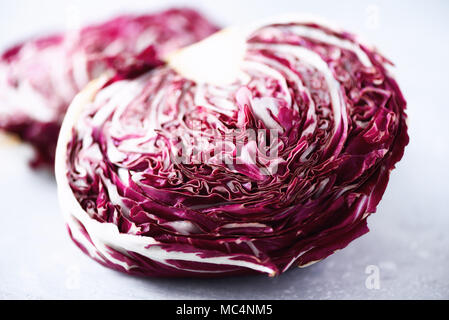 Salade de radicchio, pourpre violet sur fond de béton gris. L'espace de copie, Close up. Matières, végétalien, végétarien concept Banque D'Images