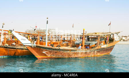 ABU DHABI, UAE - Mars 27, 2005 : pêche en bois traditionnels dhows amarré dans le port de boutres à Abu Dhabi, capitale des Émirats arabes unis. Banque D'Images