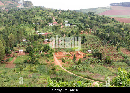 Lugazi, en Ouganda. 18 juin 2017. Un village rural comme vu du haut d'une montagne. Banque D'Images