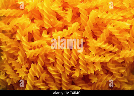 Nouilles Fusilli macaroni, fond de texture. Les pâtes sans gluten non cuits à partir de mélange de maïs et la farine de riz. Vue d'en haut Banque D'Images