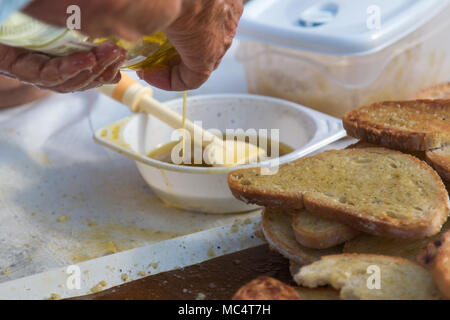 La préparation de tranches de pain grillé avec de l'huile d'olive, snack-italien. Banque D'Images