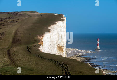 Sur le célèbre phare rouge et blanc de craie et de paysages à Beachy Head, près de Eastbourne, East Sussex, Angleterre Banque D'Images