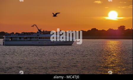 Fastcat Wightlink Portsmouth Harbour ferry entrant au coucher du soleil Banque D'Images