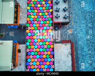 Vue aérienne de coucher du soleil à l'aube de l'œil de l'oiseau de drone Eagle contenant Angkor night market à Siem Reap, Cambodge-coloufull parti avec parasols et d'un lot à prix ferme Banque D'Images