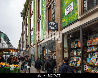 Berwick Street dans le quartier de Soho à Londres, ville cosmopolite. Berwick St accueille un petit marché et est bien connu pour les tissus boutiques Banque D'Images