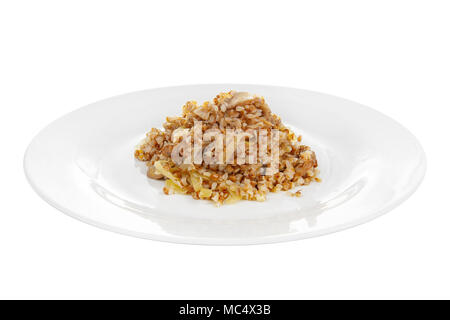 Le sarrasin avec oignons et champignons frits, cuits au four, la partie cuite d'accompagnement sur une plaque sur fond isolé blanc Vue de côté. Un plat appétissant pour t Banque D'Images