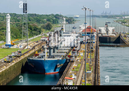 La ville de Panama, Panama - 20 Février 2015 : oil tanker navire entrant dans les écluses Miraflores dans le canal de Panama, les navires sont soulevées au-dessus de la mer. Banque D'Images