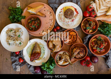 Beaucoup de nourriture sur la table en bois. Cuisine géorgienne. Vue d'en haut. Mise à plat . Des plats géorgiens et khinkali. Banque D'Images