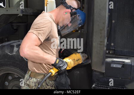 180125-N-RD456-0638 CAMP COVINGTON, Guam (jan. 25, 2018) 3ème classe Mécanicien Construction Orson Taylor affectés à la construction navale (bataillon Mobile NMCB) 4, supprime la rouille et peinture avec une brosse métallique pour préparer la surface de peinture préventive de corrosion. 4 NMCB est déployée en avant vers le Pacifique, prête à soutenir des opérations de combat majeures, l'aide humanitaire/opérations de secours en cas de catastrophe, et fournir un soutien à l'ingénierie générale, de la marine, du Corps des Marines et des forces opérationnelles. (U.S. Photo par marine Mécanicien de construction 2e classe Jeremy Colbert/libérés) Banque D'Images