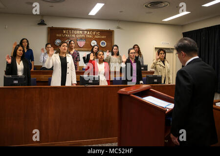 CAMP FOSTER, Okinawa, Japon- Candidats lever la main droite et répétez le serment d'allégeance au cours d'une cérémonie de naturalisation le 31 janvier Camp à bord de Foster, Okinawa, Japon. Onze candidats provenant de sept pays différents y compris le Honduras, Mexique, Roumanie, Japon, Pérou, Philippines et le Panama se tenait en face de leur famille pour obtenir leur citoyenneté américaine. Familles et amis se sont réunis à l'appui de féliciter les nouveaux citoyens sur leur réalisation. (U.S. Marine Corps photo de la FPC. Nicole Rogge) Banque D'Images