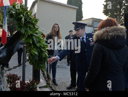 Le colonel David Chace, 31e Escadre de chasse, vice-commandant rend hommage à Richard Fairfeld et William Platt au cours d'une cérémonie commémorative de la PREMIÈRE GUERRE MONDIALE, Janvier 26th, 2018, à Mestre, Italie. La cérémonie honorait Fairfield et Platt, les deux membres de la Croix Rouge et les deux premiers américains tués sur les lignes de front en Italie pendant la guerre. (U.S. Photo de l'Armée de l'air par la Haute Airman Cary Smith) Banque D'Images