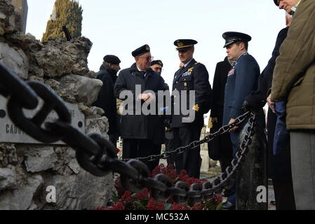 Roberto Stevanato, Mestre Centre pour des études historiques, le président informe le Colonel Vincenzo Tozzi, commandant de la base d'Aviano, italien et le Colonel David Chace, 31e Escadre de chasse, vice-commandant de l'héroïque des actes de Richard Fairfield et William Platt après une cérémonie commémorative de la PREMIÈRE GUERRE MONDIALE, le 26 janvier, 2018, à Mestre, Italie. La cérémonie honorait Fairfield et Platt, les deux membres de la Croix Rouge et les deux premiers américains tués sur les lignes de front en Italie pendant la guerre. (U.S. Photo de l'Armée de l'air par la Haute Airman Cary Smith) Banque D'Images