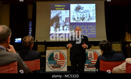 Roberto Stevanato, Mestre Centre pour des études historiques, le président effectue une présentation historique après une cérémonie commémorative, janvier 26th, 2018, à Mestre, Italie. La cérémonie à l'honneur Richard Fairfield et William Platt, les deux membres de la Croix Rouge et les deux premiers américains tués sur les lignes de front en Italie pendant la guerre. (U.S. Photo de l'Armée de l'air par la Haute Airman Cary Smith) Banque D'Images