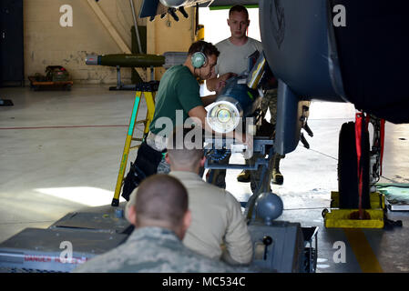 La 335e Unité de maintenance des aéronefs de l'équipage de la charge d'armes équipe travaille ensemble pour charger une arme sur un F-15E Strike Eagle durant la 4ème trimestre, l'équipage du trimestre, la concurrence le 26 janvier 2018, à Seymour Johnson Air Force Base, la Caroline du Nord. Les équipes ont été jugés sur leur exactitude, rapidité, compétence et pendant le chargement des armes. (U.S. Air Force photo par un membre de la 1re classe Kenneth Boyton) Banque D'Images