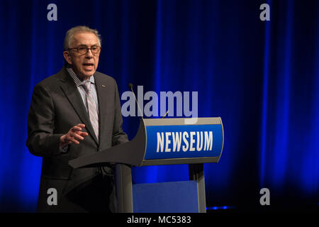 John Olson, co-fondateur de 3D Photoworks, donne la parole durant la cérémonie d'ouverture de 'Les Marines et Tet' exposition au Newseum, Washington, D.C., le 30 janvier 2018. L'exposition présente 20 photographies grand format à partir de l'Offensive du Têt 1968 et 10 versions tactiles de ces photographies avec touch-capteurs activés qui offrent des interviews audio, ce qui permet aux aveugles et malvoyants les visiteurs à découvrir les images par le toucher et le son. (U.S. Marine Corps photo par Lance Cpl. Alex A. Quiles) Banque D'Images