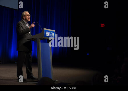 John Olson, co-fondateur de 3D Photoworks, donne la parole durant la cérémonie d'ouverture de 'Les Marines et Tet' exposition au Newseum, Washington, D.C., le 30 janvier 2018. L'exposition présente 20 photographies grand format à partir de l'Offensive du Têt 1968 et 10 versions tactiles de ces photographies avec touch-capteurs activés qui offrent des interviews audio, ce qui permet aux aveugles et malvoyants les visiteurs à découvrir les images par le toucher et le son. (U.S. Marine Corps photo par Lance Cpl. Alex A. Quiles) Banque D'Images