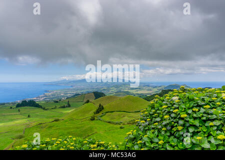 Vue paysage Miradouro da Grota plus do Inferno, à Sao Miguel, Açores, Portugal Banque D'Images