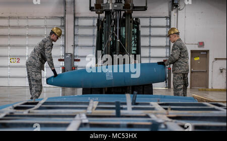 Navigant de première classe Landon Gonzales et Airman Benjamin Pierre, 2e Escadron de munitions munitions conventionnelles des membres de l'équipage, de déplacer un corps de bombe pour assemblée générale à base aérienne de Barksdale, en Louisiane, le 30 janvier 2017. La bombe qu'ils êtes l'assemblage est une munition explosive non connu comme une bombe Appareil factice-56. (U.S. Air Force photo par un membre de la 1re classe Tessa B. Corrick) Banque D'Images